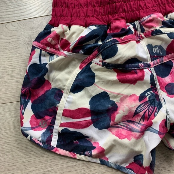 Lululemon Tracker Short II *4-way Stretch
Inky Floral Ghost Inkwell Bumble Berry - Picture 8 of 14
